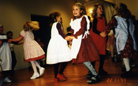 Komjuliavigåomdans.JPG (30664 bytes)