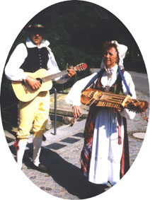 Lubeck,Annette o Lars-Inge spelar.jpg (25090 bytes)
