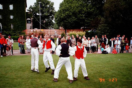 024Pågarna dansar Oxdansen.JPG (53036 bytes)